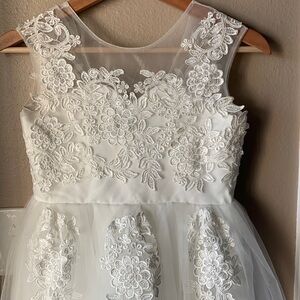 Ivory Sleeveless Tulle Appliqué Ivory Flower Girl Dress